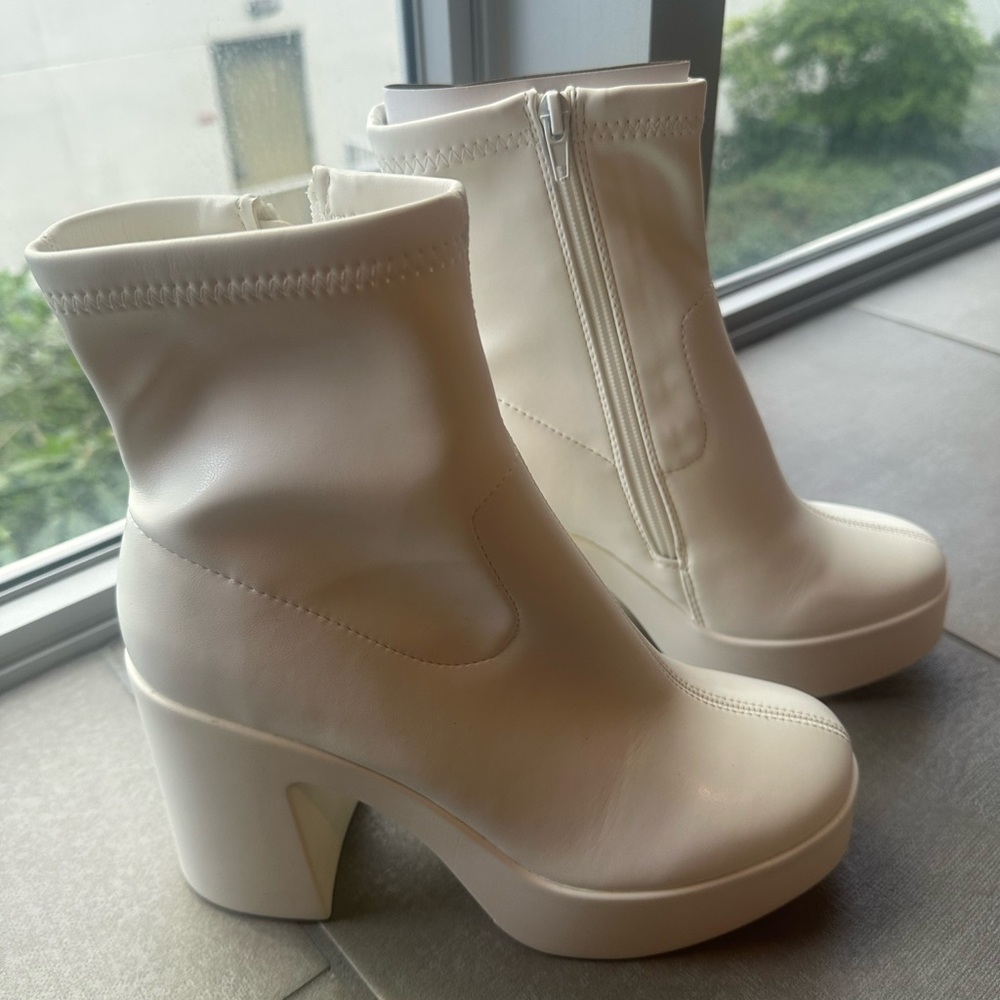 Shoe Dazzle Cream Heeled Boots with Chunky Heel